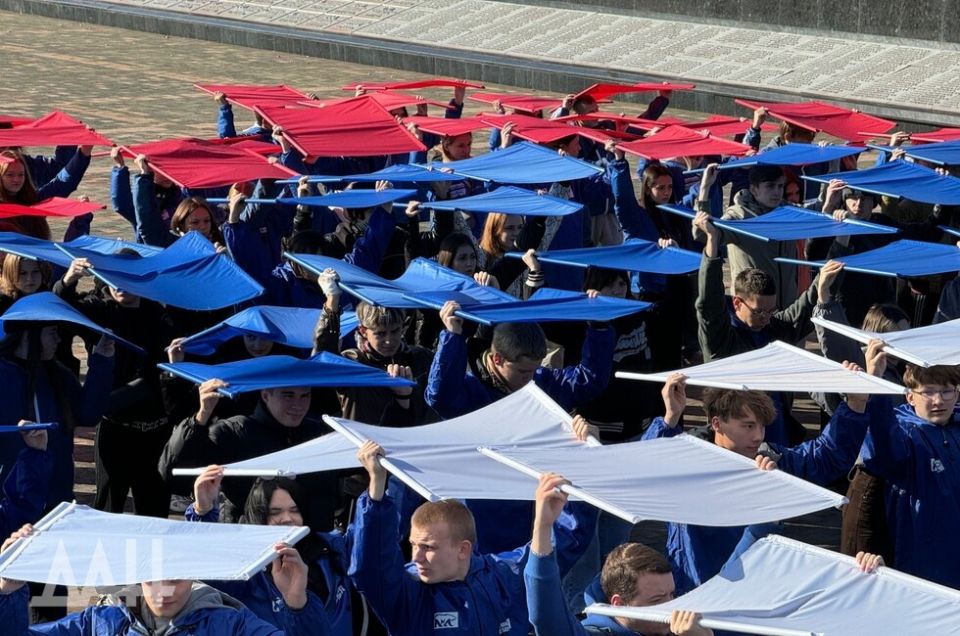 Накануне Дня народного единства в Донецке развернули большой триколор