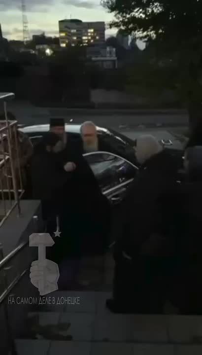 Батюшку, наместника Святогорской лавры митрополита Арсения суд в Днепропетровске отправил в СИЗО на 60 дней…