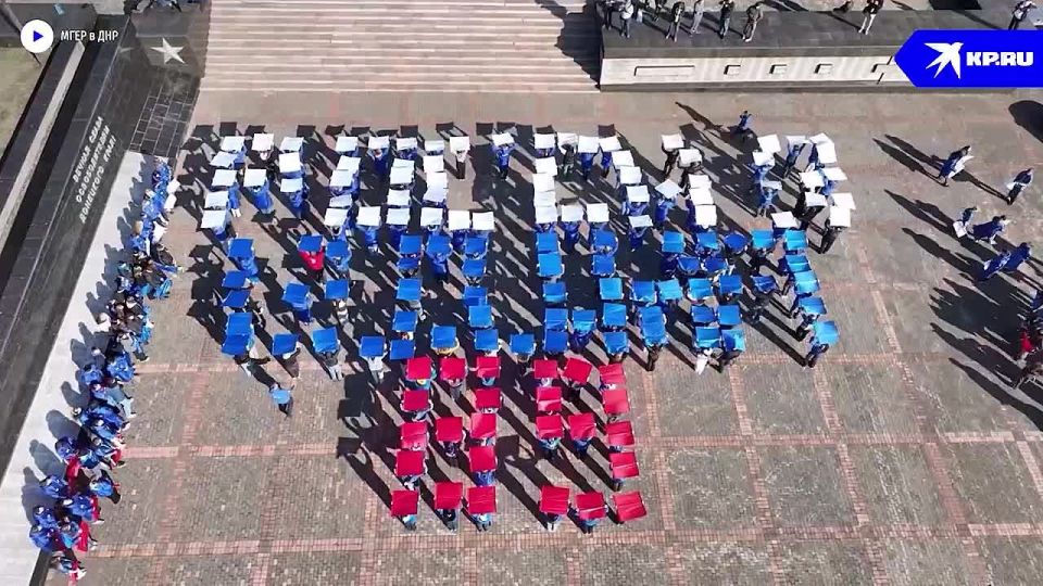 «Россия как никогда едина!»: В Донецке молодежь ко Дню народного единства провела праздничный флешмоб
