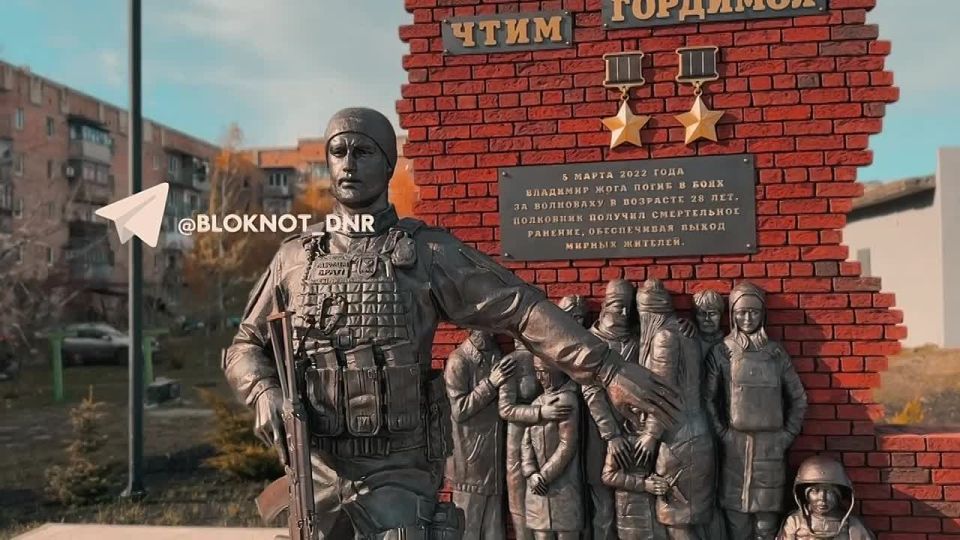 «Теперь он на службе у Бога»: в Волновахе, ДНР, открыли мемориал в честь Героя России Владимира Жоги