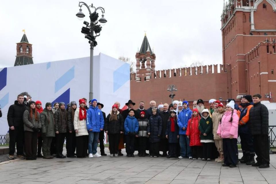 Президент России Владимир Владимирович Путин в День Народного единства пообщался с членами молодёжных, общественных организаций и представителями конфессий