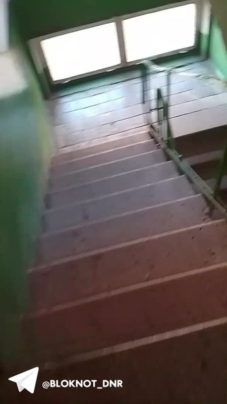 Подростки оккупировали подъезд в Буденновском районе Донецка, жители грозят полицией