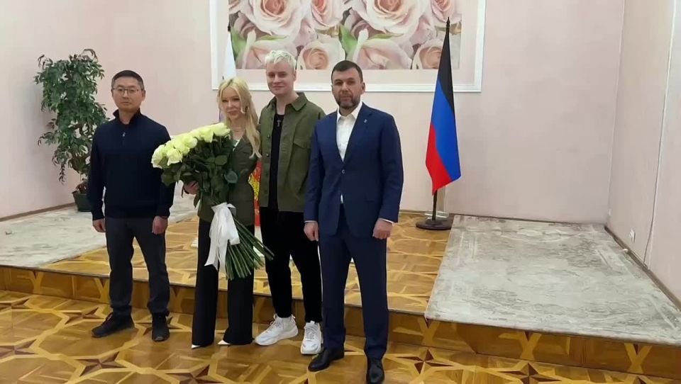 Глава Лиги безопасного интернета Екатерина Мизулина и автор и исполнитель SHAMAN расписались в Донецке