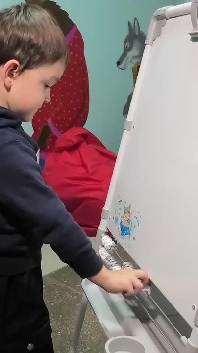 Теперь пациенты Донецкой детской поликлиники № 1 ждут приёма врача в уютных игровых зонах! «Добрые комнаты» для детей обустроили активисты Единой России