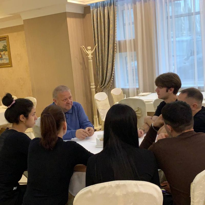 Сегодня, 5 ноября 2025 года, по поручению Главы Республики Дениса Пушилина, депутат Донецкого городского Совета ДНР Михаил Рыбаков провел встречу с трудовым коллективом по адресу: пр-т