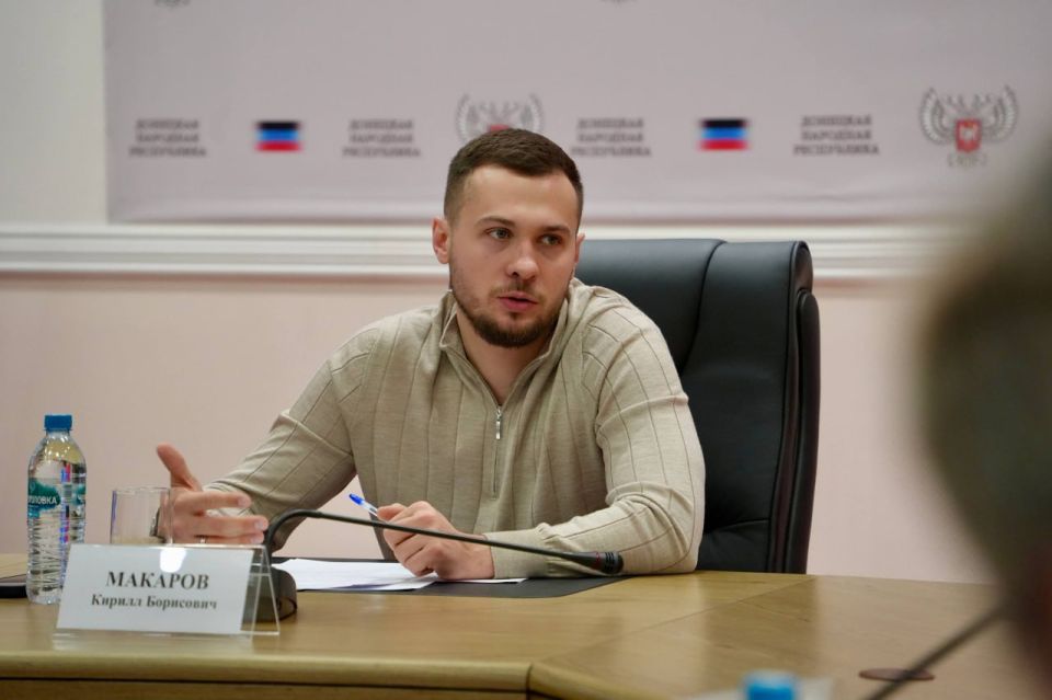 Кирилл Макаров провел совещание по развитию туризма в ДНР, в ходе которого обсуждались новые маршруты, туристические кластеры и навигация в городах