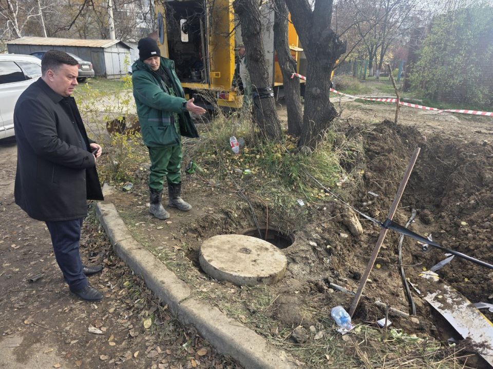 Константин Кузьмин: В ходе визита в микрорайон Широкий Кировского района Донецка пообщался с представителями коммунального предприятия, которые устраняли порыв