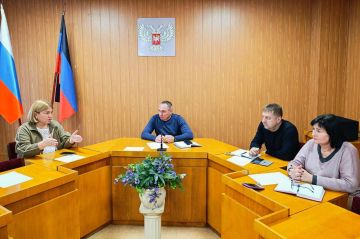 Михаил Меренков: Сегодня в Управе Буденновского внутригородского района Администрации городского округа Донецк провел аппаратное совещание, в котором приняла участие заместитель главы администрации городского округа Донецк...