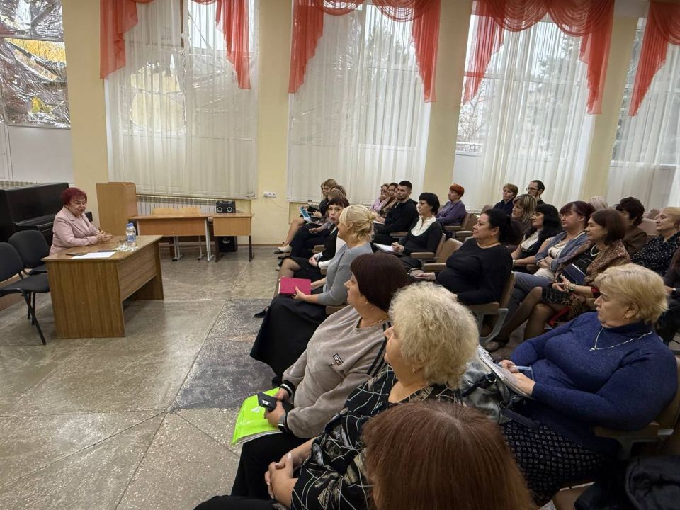 Сегодня, 12 ноября 2025 года, по поручению Главы Республики Дениса Пушилина, депутат Донецкого городского Совета ДНР Ася Горшкова провела встречу с трудовым коллективом ГБОУ "Школа № 97 г. о. Донецк" по адресу: ул....