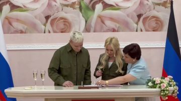 Кольца за 300 тысяч и «туфли Золушки»: SHAMAN и Мизулина пришли в загс в брендовых гимнастерках