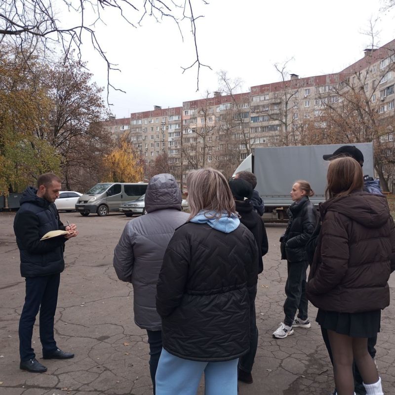 11 ноября 2025 года, активист района Валентин Марков провел встречу с трудовым коллективом ГКДОУ «Детский сад № 170 г. о. Донецк» ДНР по адресу: ул. Терешковой, 45