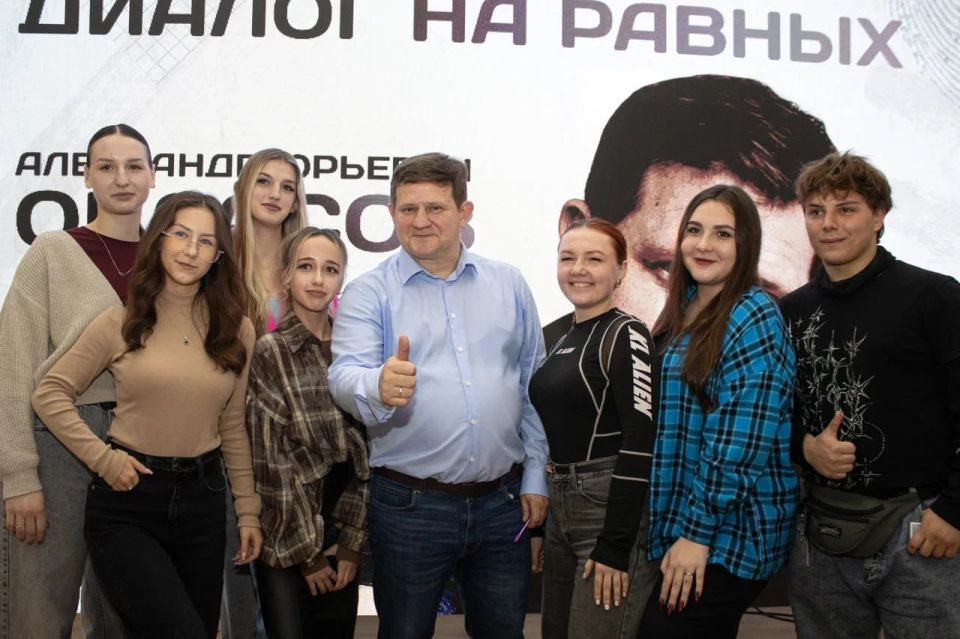 Актёр Александр Обласов встретился с молодёжью Донецка и поделился жизненным опытом