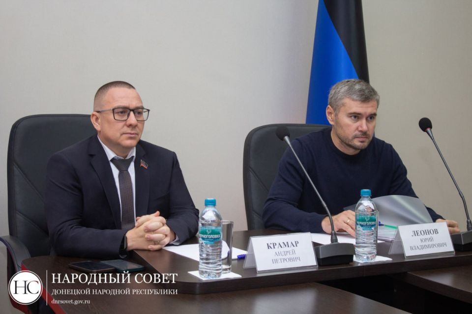 Андрей Крамар: Рабочий график сегодня исключительно плотный: Народный Совет, Минкульт, выезды по сигналам в чат-бот Главы Республики, рабочие совещания с соратниками по ОДДР и с народными избранниками в управе Калининского...