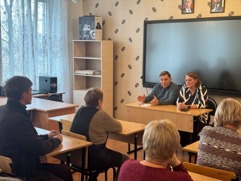 Первый заместитель главы Администрации городского округа Донецк Виктор Моисеенков обсудил с коллективом школы №149 ключевые вопросы городского хозяйства и благоустройства