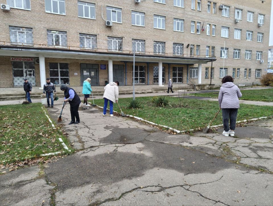 Сегодня, 13 ноября 2025 года, в рамках проекта «Городская среда», реализуемого Единой Россией , работники общеобразовательных учреждений Кировского района приняли участие в традиционной экологической акции «Чистый четверг»