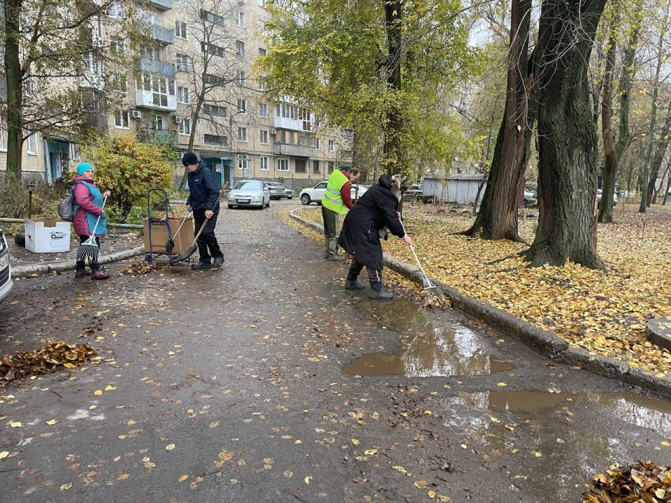Сегодня, 13 ноября 2025 года, в рамках проекта «Городская среда», реализуемого Единой Россией , работники предприятий Кировского района приняли участие в традиционной экологической акции «Чистый четверг»