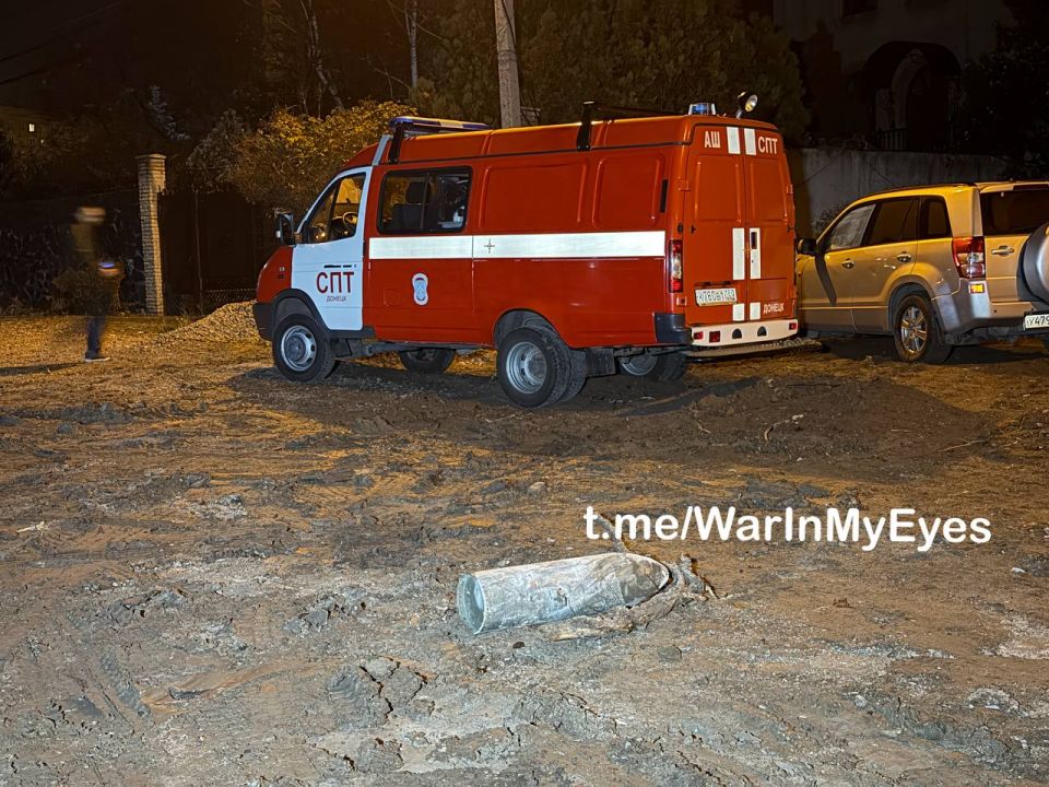 Последствия падения обломков сбитого БПЛА ВСУ на территорию Григорьевской школы ( школа Ахметова ) в Ворошиловском районе Донецка