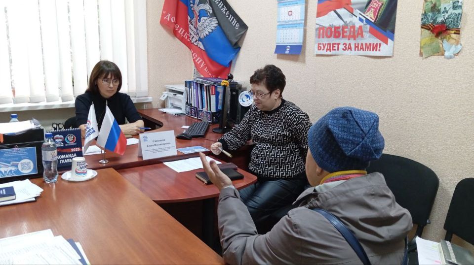 Сегодня, 13 ноября, руководитель Управы Калининского внутригородского района Администрации городского округа Донецк Елена Синецкая провела приём граждан в общественной приёмной Всероссийской политической партии «Единая...