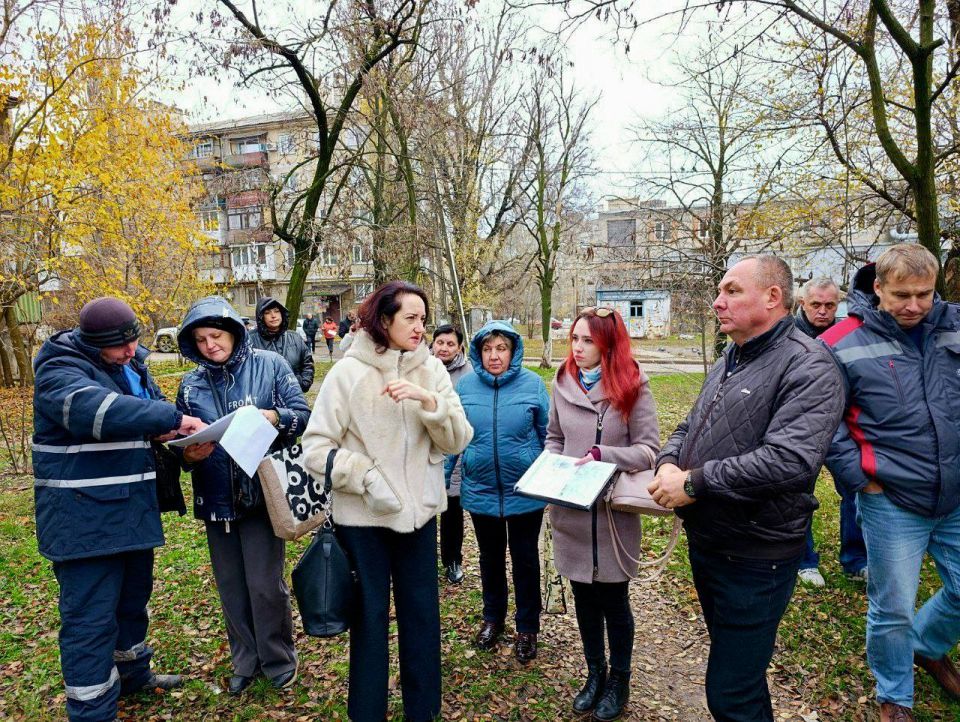Михаил Меренков: Сегодня совместно с представителями жилищно-коммунальных служб провел выездное совещание по вопросу согласования места установки детской игровой площадки