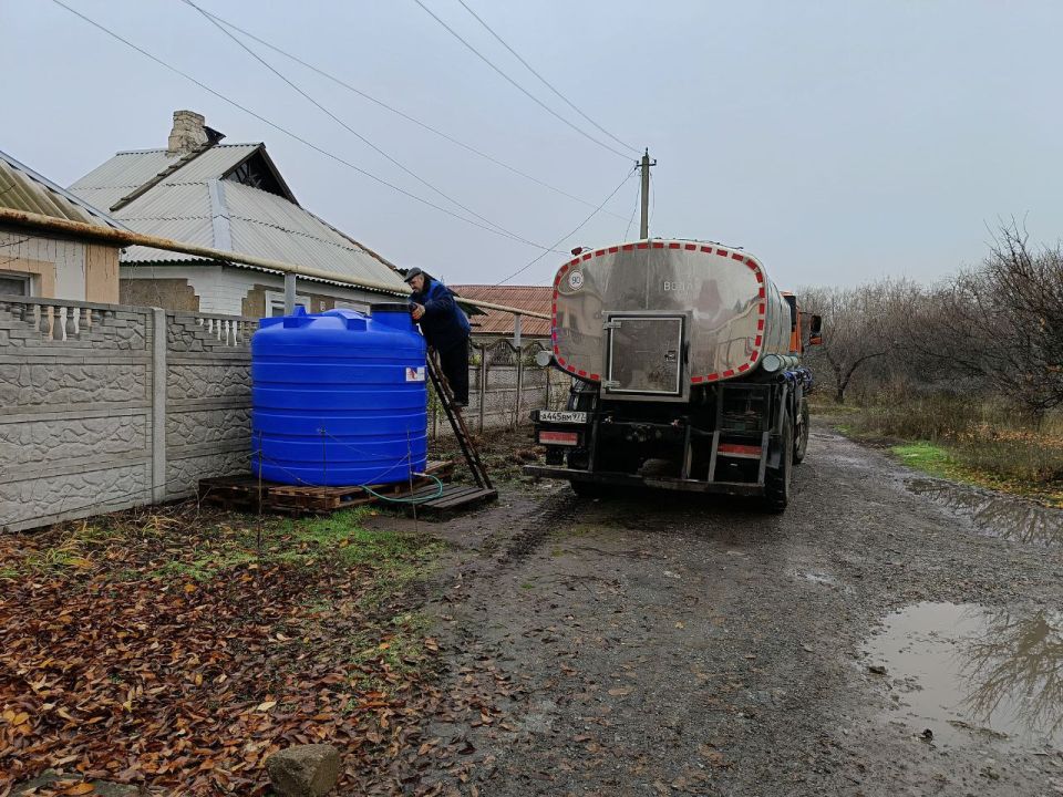 По поручению Главы Республики Дениса Пушилина, депутат Донецкого городского Совета ДНР Михаил Рыбаков выехал по адресу: ул. Касаткина, 3 с целью контроля за соблюдением графика подвоза технической воды