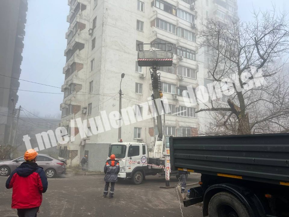 Коммунальные службы устраняют последствия вражеской атаки ударных БПЛА в Ленинском районе