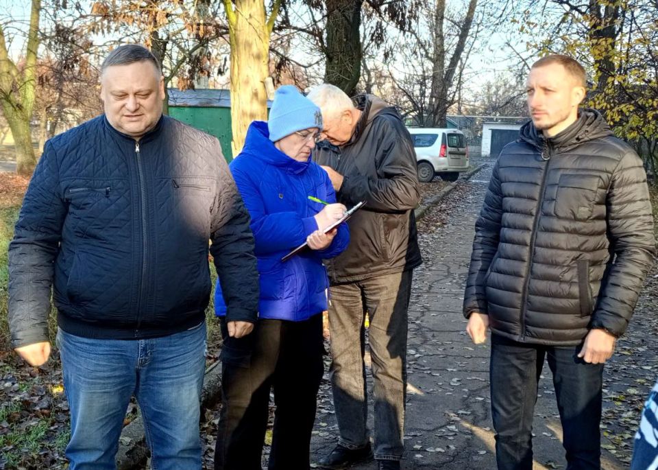 Иван Адамец: Заместитель руководителя управы Куйбышевского района Алексей Шлапак и депутат Донецкого горсовета Сергей Остапенко совместно с представителями Единой управляющей компании и ресурсоснабжающих организаций...