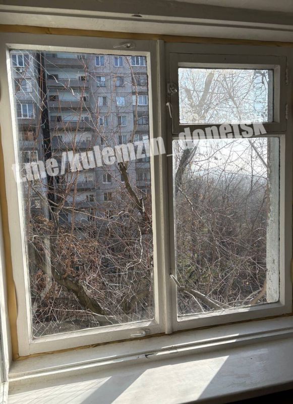 Последствия вражеского обстрела укронацистов многоквартирных домов по проспекту Мира и улице Шекспира в Ворошиловском районе