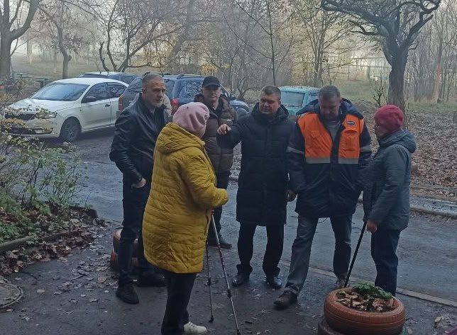 Юрий Атаманов: С моим заместителем Николаем Тимченко с целью мониторинга по обеспечению теплом жителей МКД побывали в Буденновском районе по улице Нижнекурганская