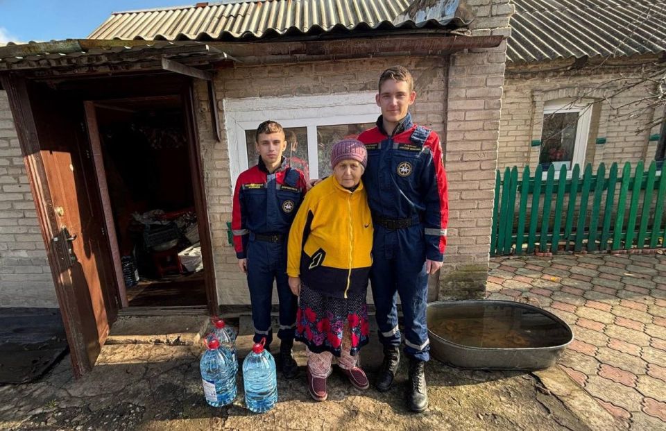 Волонтеры доставили свыше трехсот литров воды дончанам