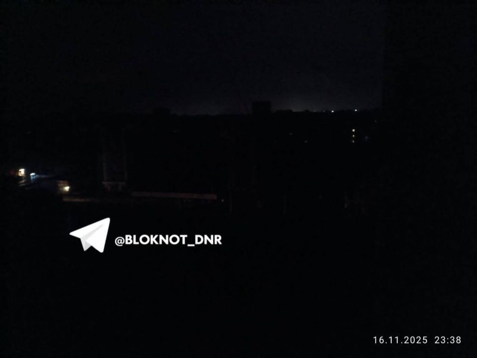 Донецк, судя по всему, обесточен полностью
