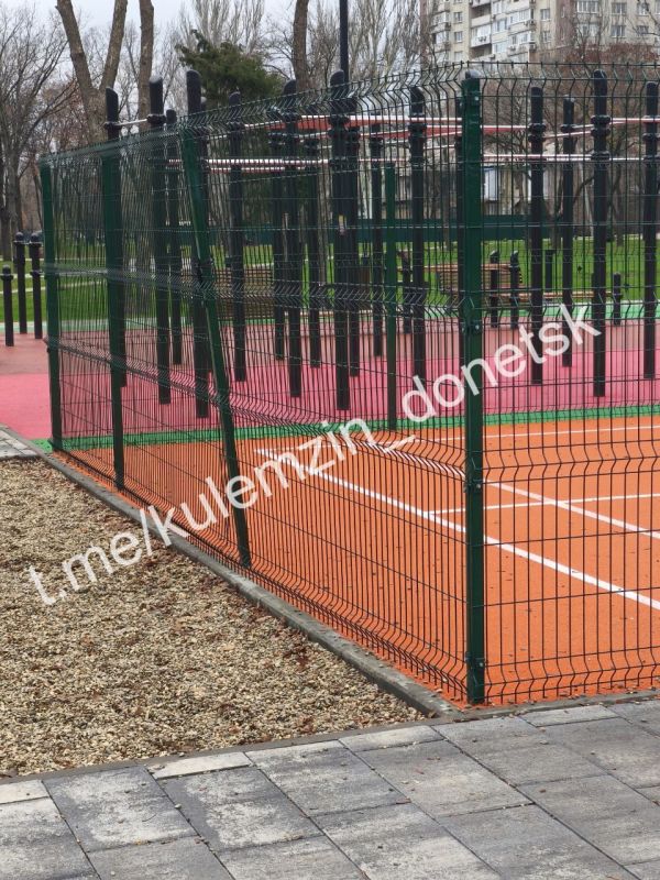 В новом парке «Гулливер» в Калининском районе неизвестные повредили ограждение на площадке для бадминтона