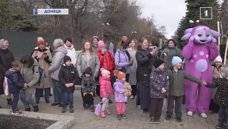 В Центре Донецка появилась новая детская площадка! Чем оснастили игровое пространство?