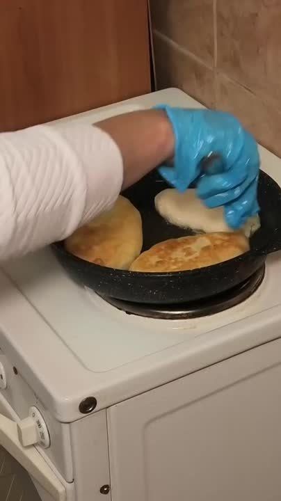 Тепло родного дома иногда можно почувствовать в простых вещах — запахе свежей выпечки, заботливых руках и искренних словах поддержки