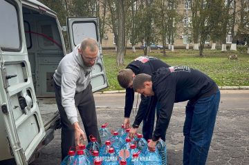 Более 1000 литров питьевой воды волонтеры доставили в больницу Донецка