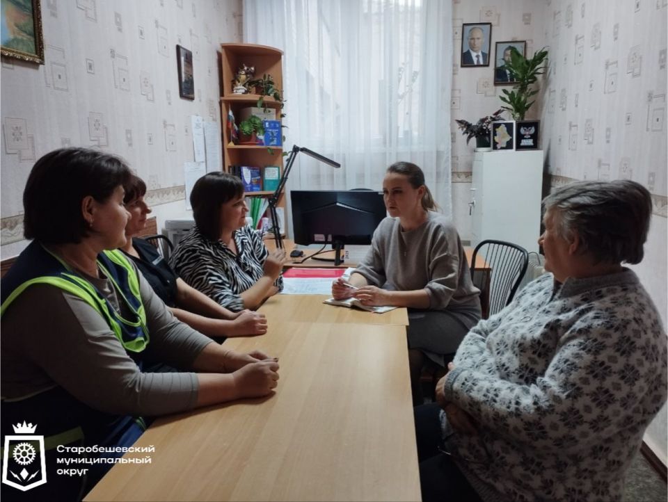 Сегодня депутат Старобешевского муниципального совета ДНР Партии «ЕДИНАЯ РОССИЯ» Светлана Клапша провела встречу с трудовым коллективом Петровской школы