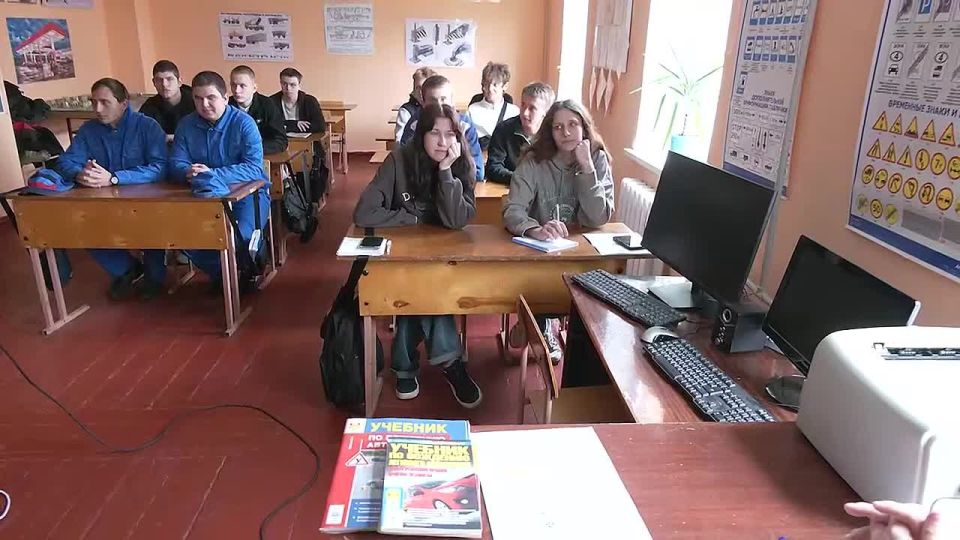 Глава ДНР коротко о важном: В этом учебном году выделили 65 бюджетных мест для подготовки машинистов кранов металлургического производства в техникумах Донецкой Народной Республики с учетом потребностей наших предприятий