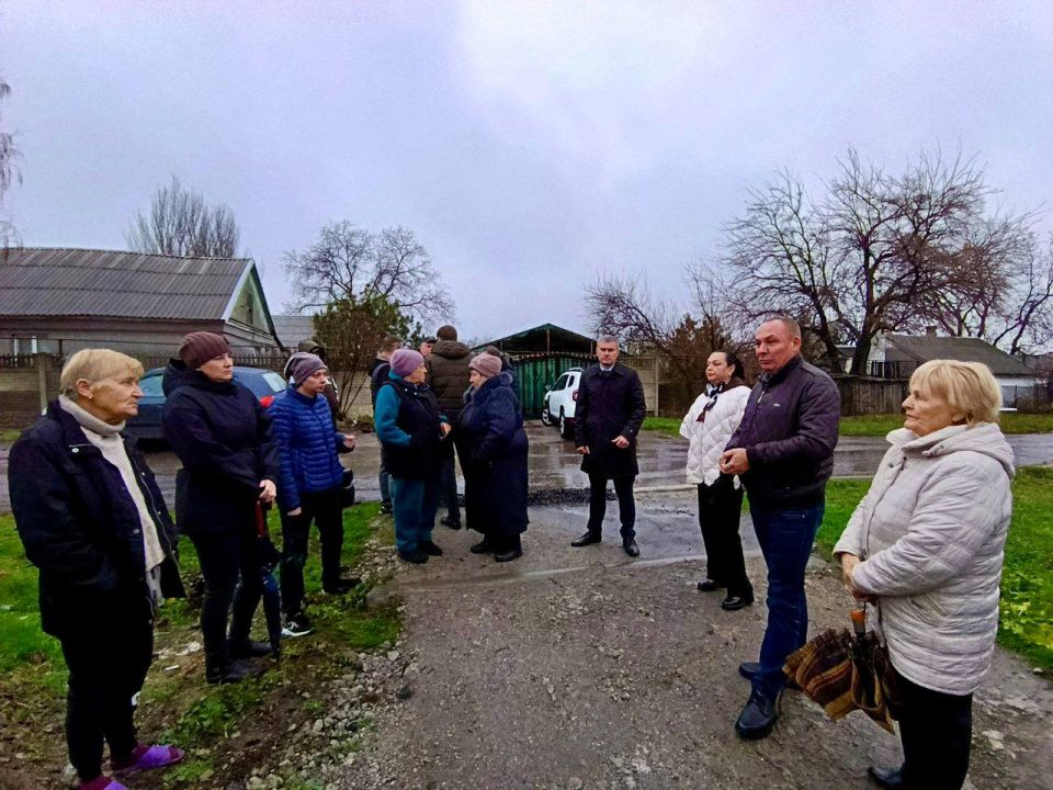 Михаил Меренков: Сегодня в рамках проекта «Управдом» совместно с депутатом Народного Совета Юрием Леоновыи и депутатом Донецкого городского совета Ириной Бениаминовой провели встречу с жителями улицы Докучаева