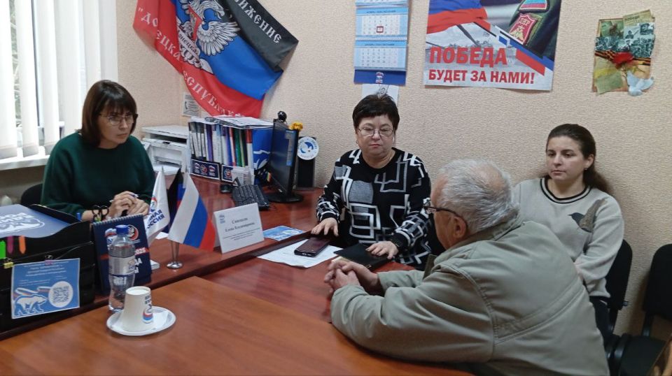 Сегодня, 20 ноября, руководитель Управы Калининского внутригородского района Администрации городского округа Донецк Елена Синецкая провела приём граждан в общественной приёмной Всероссийской политической партии «Единая...
