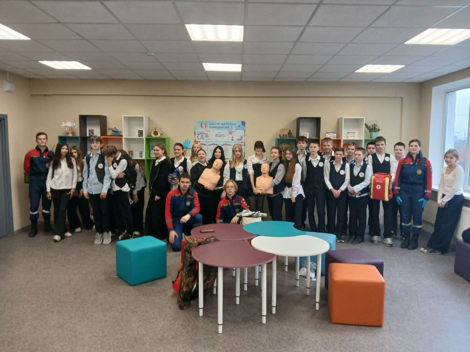 «Школа антитеррора». Студенты-спасатели Донецкого РО ВСКС провели практические занятия для учащихся мариупольских школ №68, №14 и №59