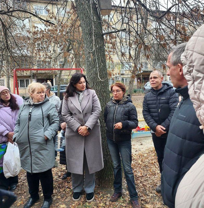 Председатель #Комитет_по_ЖКХ Анна Кондрыкинская провела сход граждан на улице Челюскинцев в Киевском районе Донецка