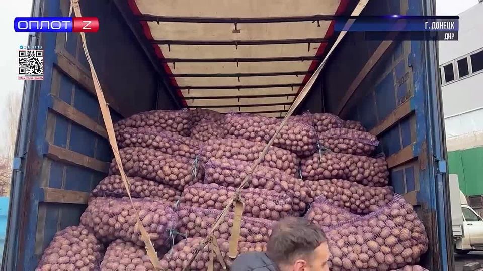 Предметы первой необходимости, тёплая одежда, продукты, средства гигиены, стройматериалы, генераторы и сезонные принадлежности привезли сотрудники следственного комитета России в Донецк