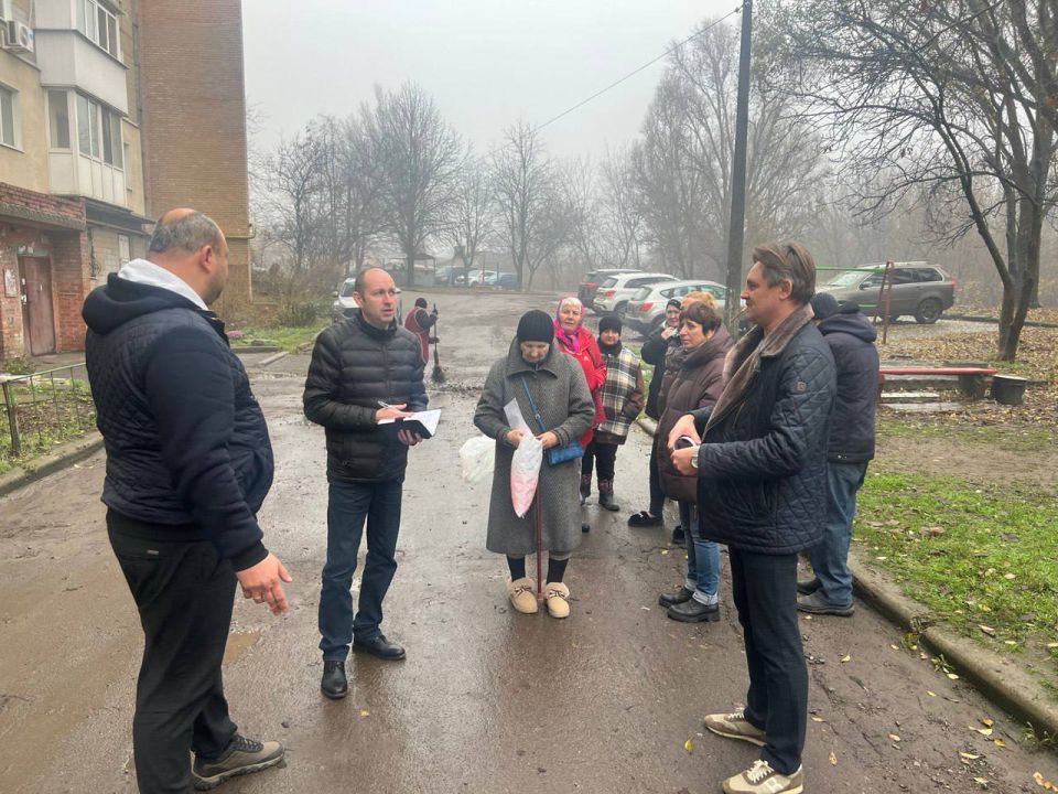 По поручению Главы ДНР Дениса Пушилин 21.11.2025 по адресу: г. Донецк, ул. Днепродзержинская, 15 состоялась встреча с жителями, на которой присутствовал заместитель руководителя Управы Ленинского внутригородского района...