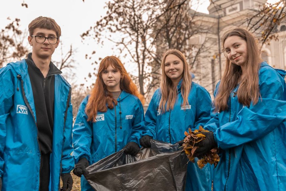 Молодёжь Донецка провела субботник на территории храма