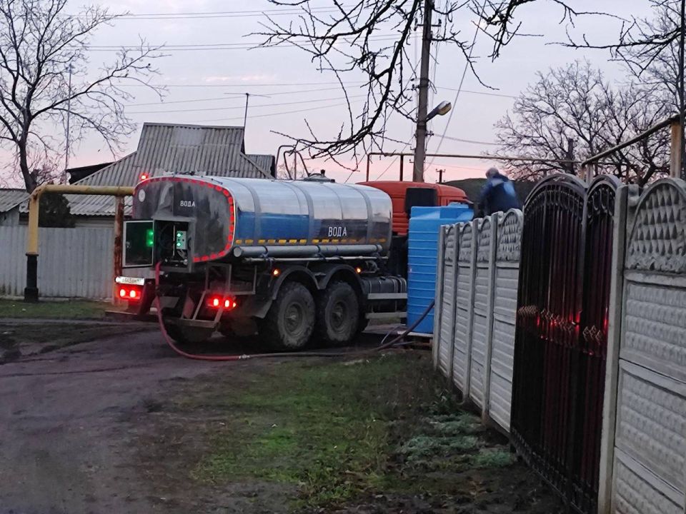По поручению Главы Республики Дениса Пушилина, депутат Донецкого городского Совета ДНР Сергей Ткаченко выехал по адресу: ул. Пензенская, 15 с целью контроля за соблюдением графика подвоза технической воды