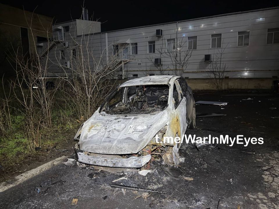 Последствия прилета ударного дрона FP-2 ( Чехия ) на парковку многоквартирного жилого дома в Калининском районе Донецка