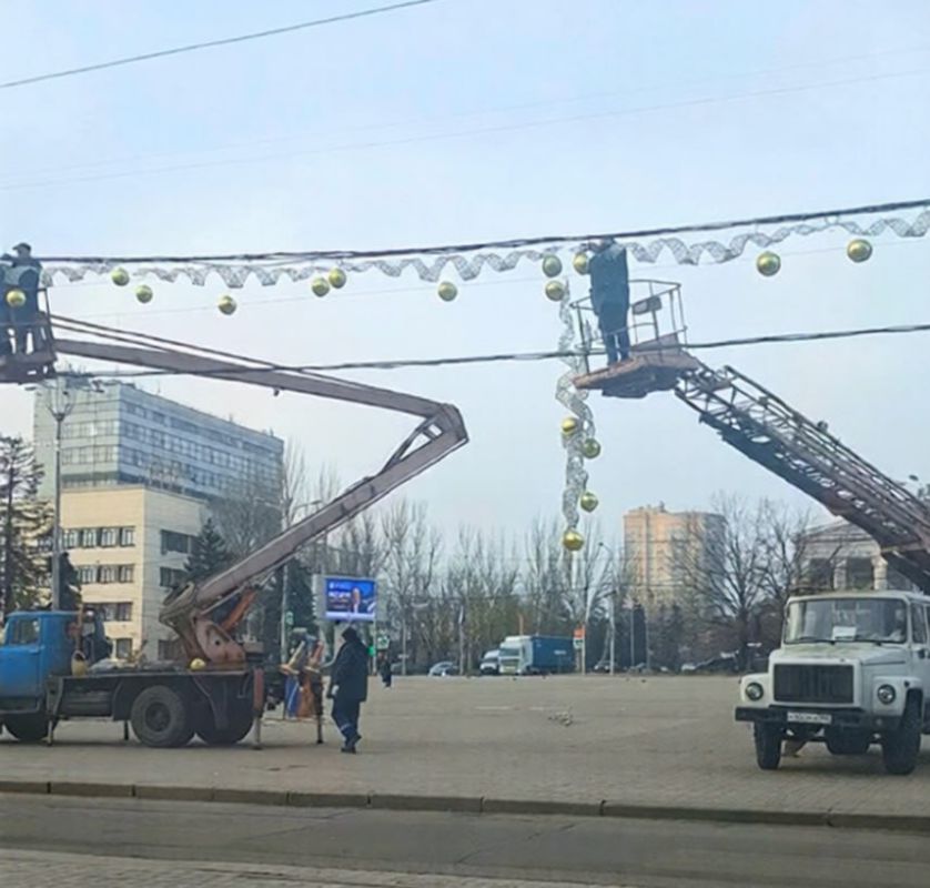 Тем временем площадь Ленина в Донецке начали украшать к Новому году