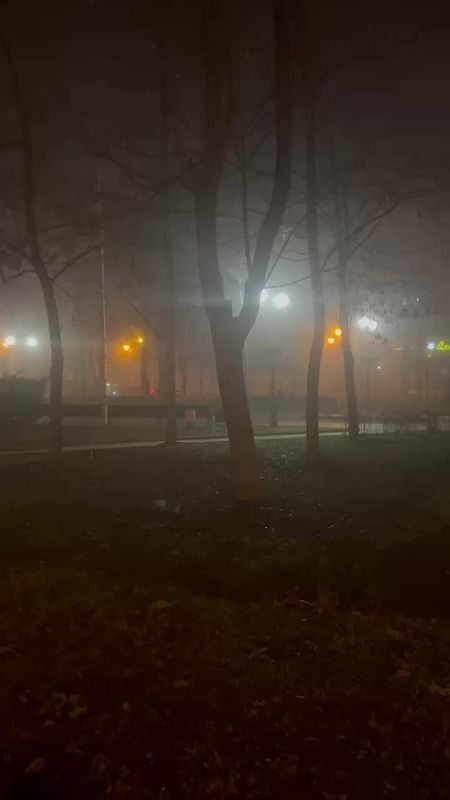 Саксофон играет, туман стелет: приятная вечерняя атмосфера на бульваре Пушкина в Донецке