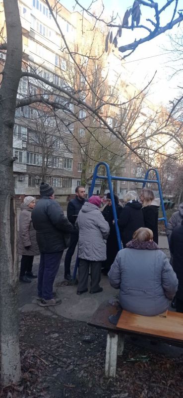 Сегодня, 25 ноября 2025 года, по поручению Главы Республики Дениса Пушилина, активист района Валентин Марков провел встречу с жителями по адресу: ул. Петровского, 95