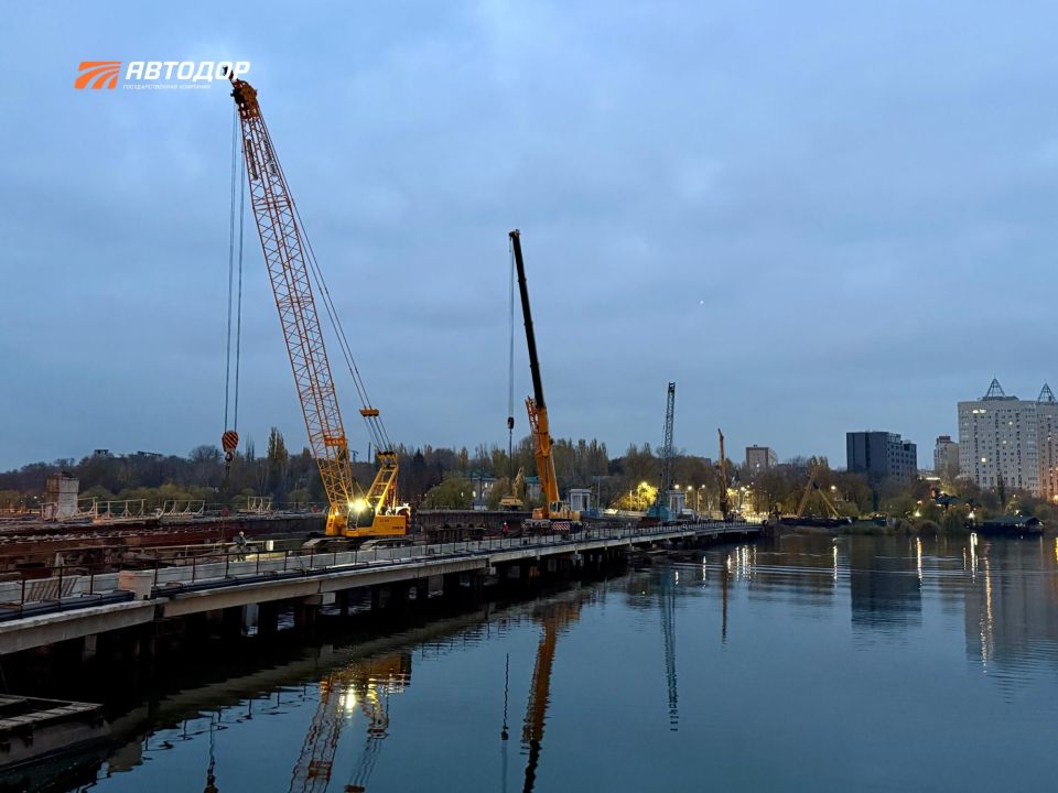 В Донецке силами Госкомпании «Автодор» продолжается восстановление моста через Кальмиус на проспекте Ильича