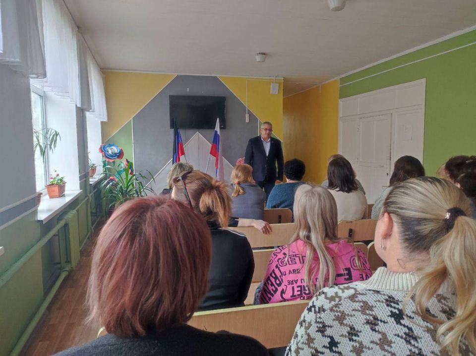 Сегодня, 25 ноября 2025 года, по поручению Главы Республики Дениса Пушилина, депутат Донецкого городского Совета ДНР Сергей Ткаченко провел встречу с трудовым коллективом ГБОУ «Школа № 78 г. о. Донецк» по адресу: пр-т